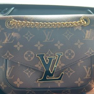 LOUIS VUITTON
Monogram Passy